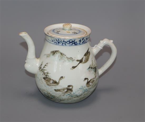A Chinese enamelled porcelain teapot height 13cm
